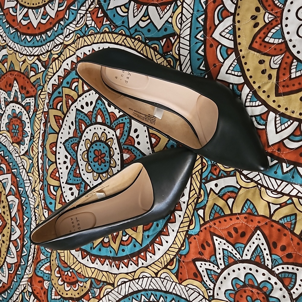 A new day size 8 black pumps